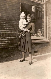 Antje Boonstra met kind voor de winkel Klinkerstraat (Medium).jpg