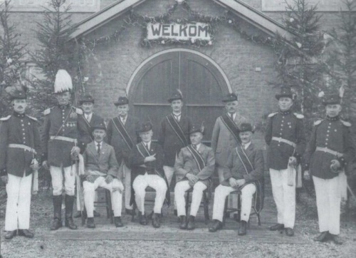 Bestuur voor het Gildehuis.jpg