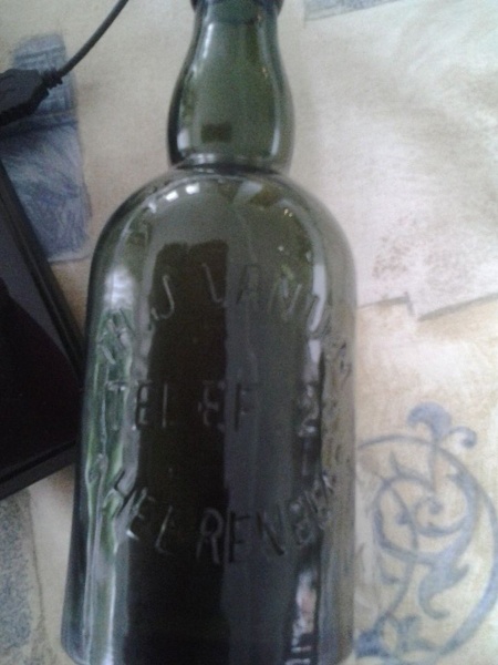 Bestand:Beugelfles van Uhm tel 22 22.jpg