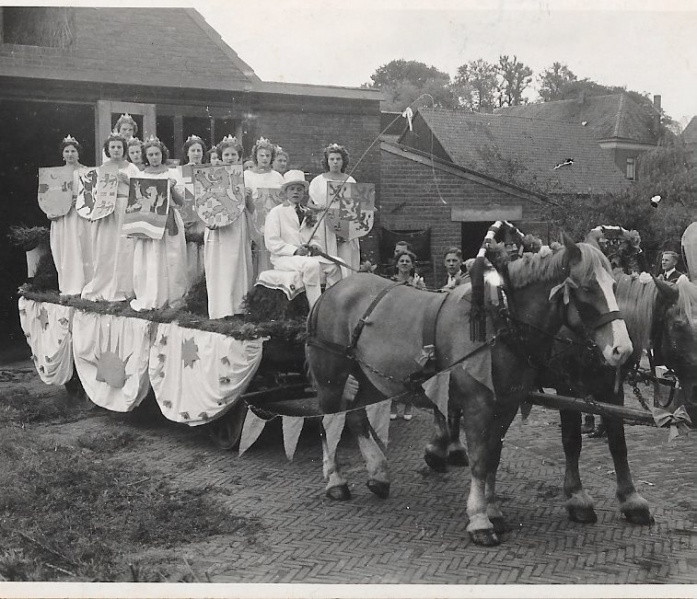 Bestand:Bevrijdingsoptocht groep dames.jpg