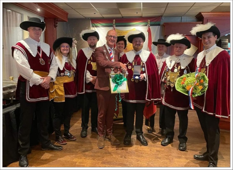 Bestand:Burgemeester van Montferland en het bestuur van de Antonius Broederschap te s-Heerenberg.jpg