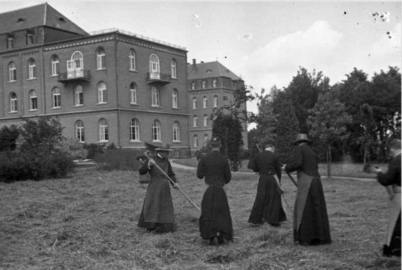 Bestand:Collectie Kolkmeyer Jezuïeten hooien 1.jpg