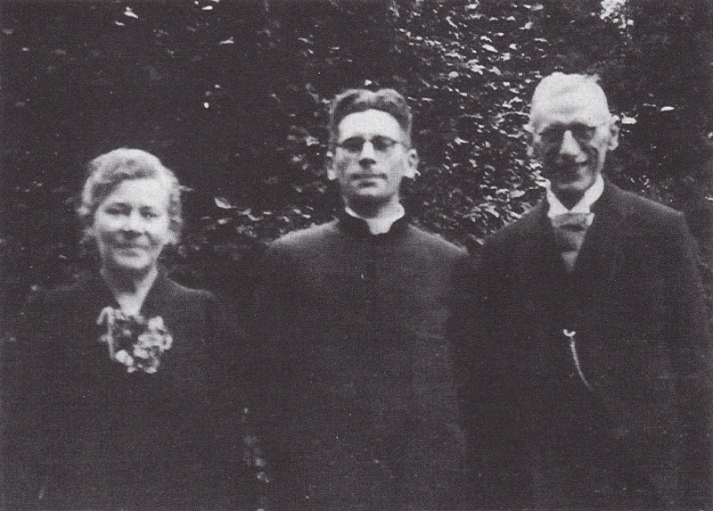 Bestand:Cor Reijers en ouders 1942.jpg