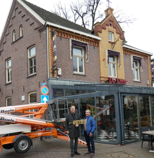 Bestand:Fons van Pul en Benny Schuurman voor de Snor met een replika van het oorsprokelijke vaantje ..jpg