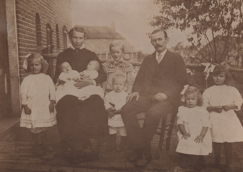 Bestand:Gezin Frans Gasseling 1917.jpg
