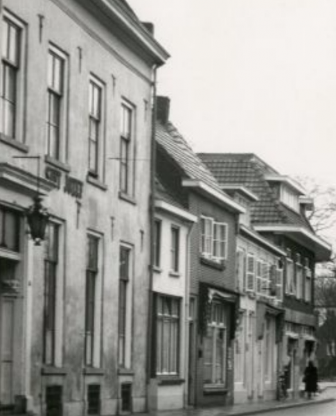 Bestand:Gilsing, Bakkerij en Lunchroom W. Hieltjes, Fietsenmaker Jan Wassing, Familie Peeters-Seegers en het Sint Jozef.png