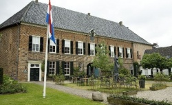 Grand-café Heeren-Dubbel is gevestigd in de gebouwen koetshuis en brouwerij - bakkerij van Huis Bergh.