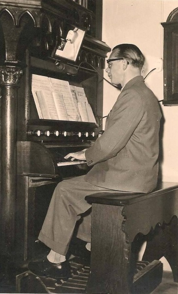 Bestand:Hent Thomassen achter het kerkorgel.jpg
