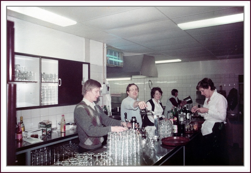 Bestand:Hotel Moors Carnaval 1979 Benny, Ad, Monica, Lies en In de bediening Marianne. Foto Lidy Vermeer.jpg