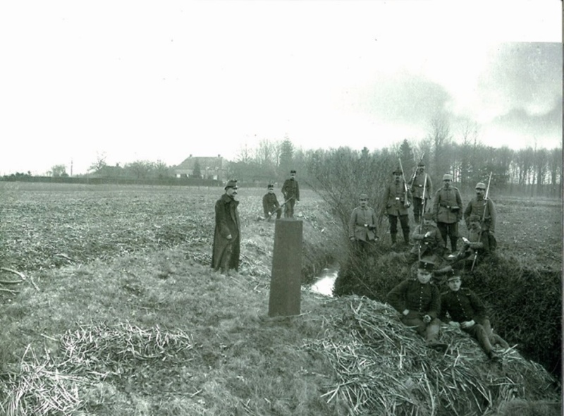 Bestand:Huize De Steeg met de nederlandsche mobilisatievlag en met nederlandsche en duitsche grenswacht 12-02-1915.jpg