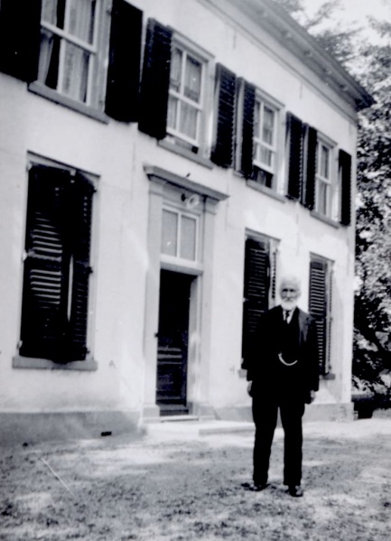 Bestand:Ir. Bernard Kersjes bij Huize Rambler in Laren.jpg