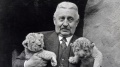 Johan Burgers met de 2 leeuwen, Prins en Nero.jpg