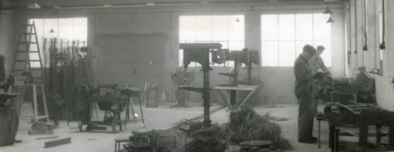 Bestand:Kinderwagenfabriek Aneb in oude school in Lengel. Opgericht door J. Angenent. Ook kwam later de heer Ebbing erbij..png