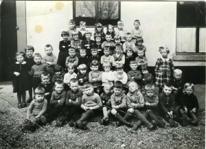 Klassefoto bewaarschool speelplaats.jpg