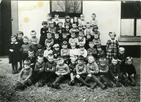 Klassefoto bewaarschool speelplaats.jpg