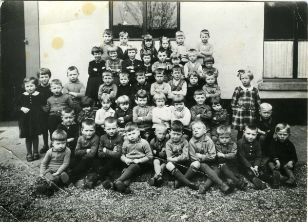 Klassefoto bewaarschool speelplaats.jpg
