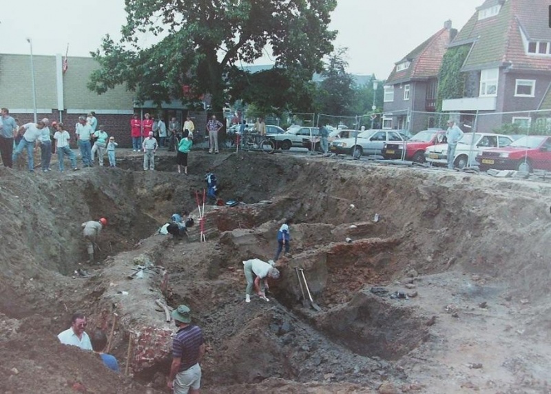 Bestand:Oudste poort ontgraving onder Jamin e.d..jpg