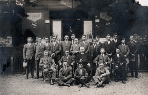 Pastoor Meijer met groep openluchtmuseum.jpg