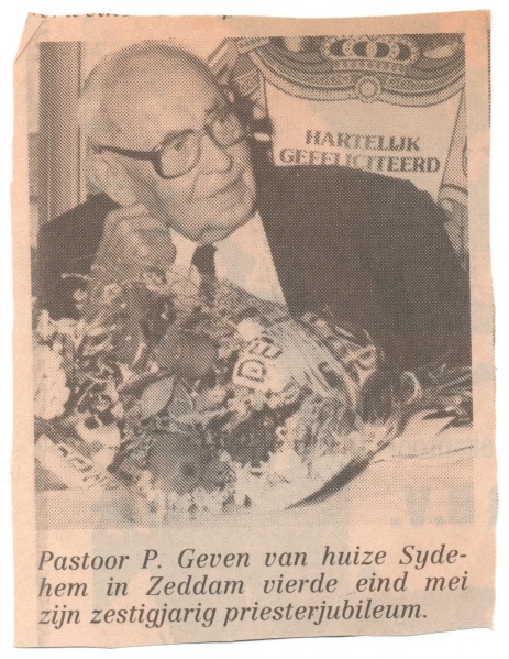 Bestand:Pastoor geven 60 jaar priester.jpg