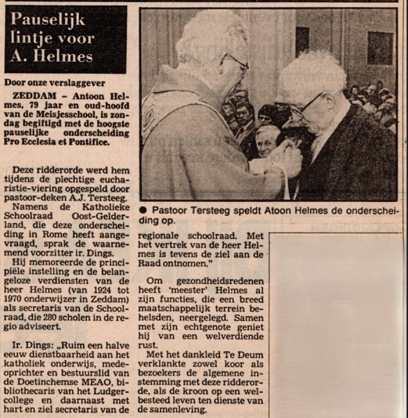 Bestand:Pauselijk lintje Helmes rond 1984.jpg
