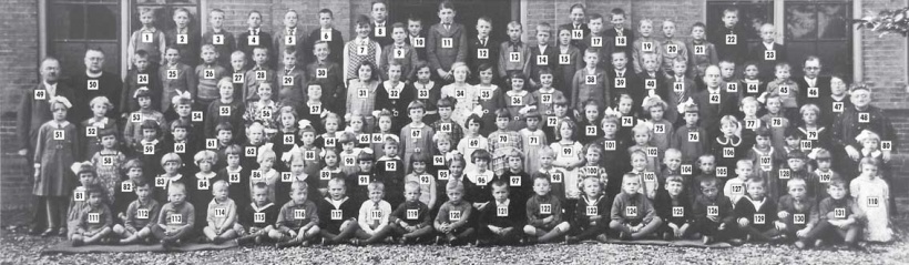 Schoolfoto Azewijn 1937 nummers.jpg