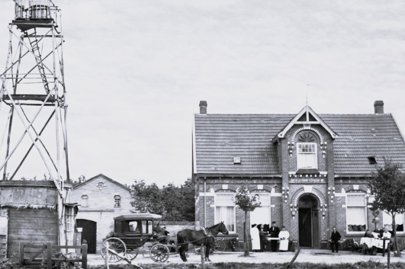 Bestand:Stellage nabij Hotel Wilhelmina.jpg