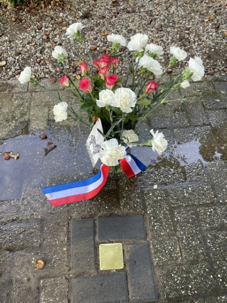 Bestand:Stolperstein met bloemen.jpeg