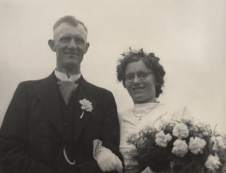 Bestand:Trouwen Jan Peters Berta Gasseling 25-06-1946.jpg