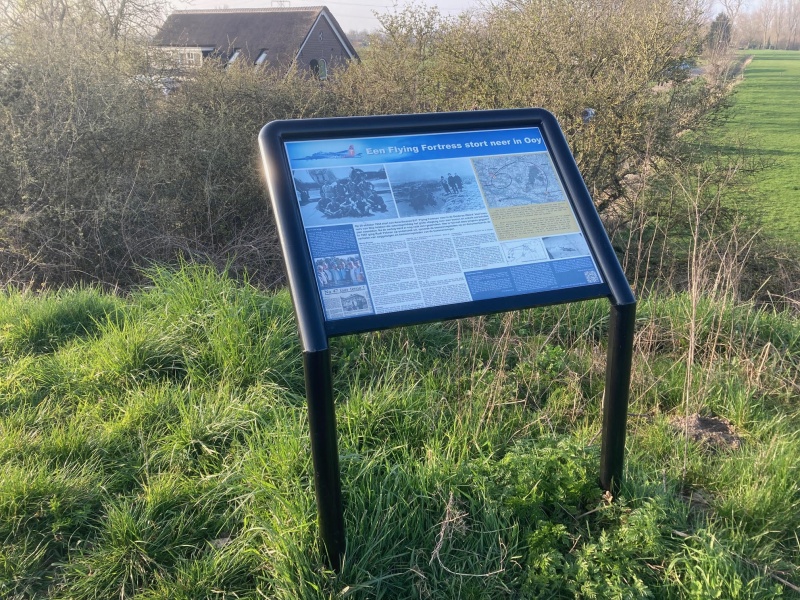 Bestand:Vliegend fort 44-8199 d.jpg