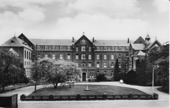 Voorkant Klooster-medio-20e-eeuw-salesianen van don bosco.jpg