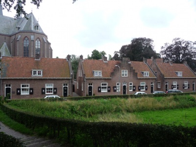 no23 Fam. H.van Halteren, no21 Fam. Metze (Voetbal) no19 Fam W.Ketelaar ('tHöfke,) no17 eerst een commis later Helmink gemeente secretaris,no15 Fam. Goorhuis opzichter Huisbergh(architect),no13 H.Altenrath Cooperatie, no11 H. van Kuyk voorheen andere bewoners?