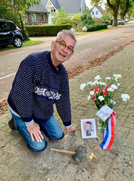 Bestand:Wim Ankoné en de Stolperstein.jpg